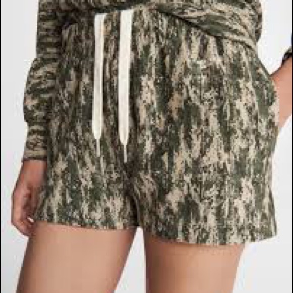 NWT City Mini Terry camo Sweat short - Picture 3 of 3